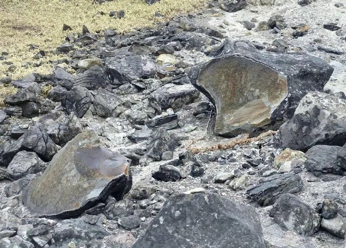 日本传说封印九尾狐的杀生石裂成两半了网友是挣脱封印