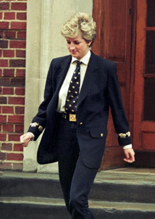戴安娜罕见男装照,比查尔斯帅,她是英王室首位穿裤子赴宴的女人