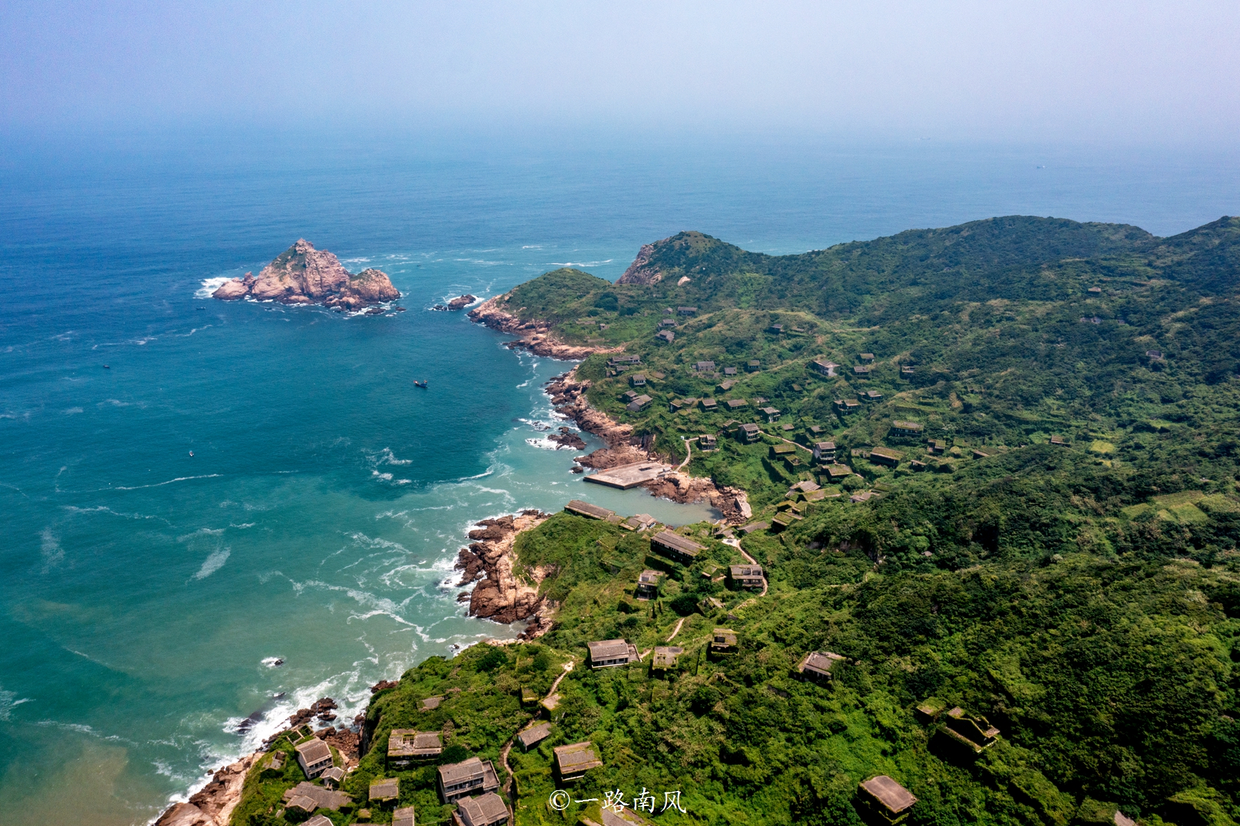 舟山群岛神秘的海滨无人村,人们搬走后,变成意想不到的奇幻世界