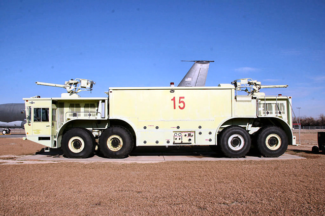 豪士科p-15军用机场消防车