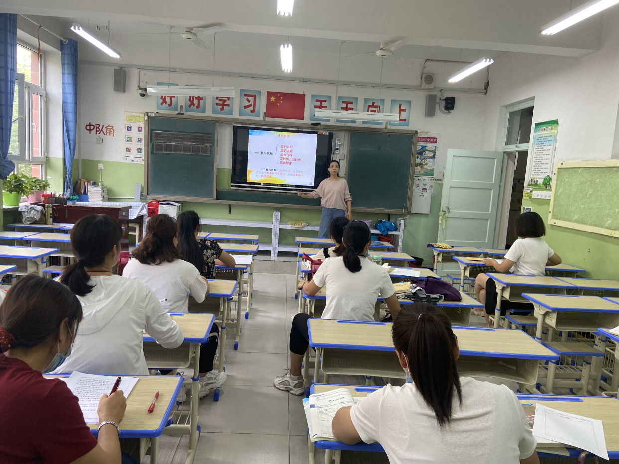 库尔勒市第一小学开展教材分析课标解读活动