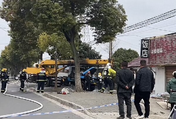 崇明区利民路一吊车起火 消防队员迅速扑灭