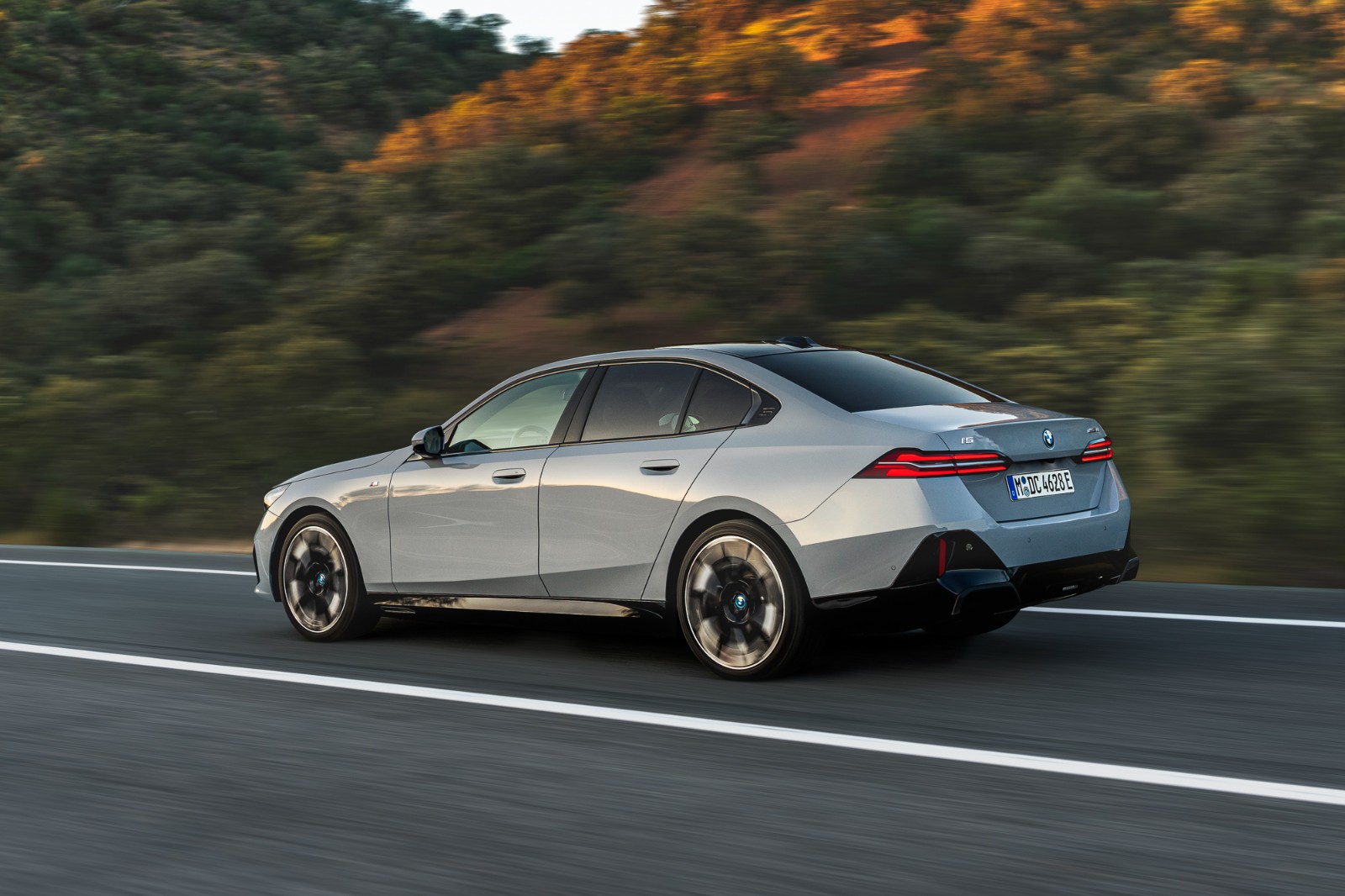 全新宝马5系官图详解!"鼻孔"终于没再变大,内饰还是7系同款