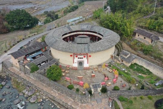 美!福建客家"土楼公主"张灯结彩迎新春