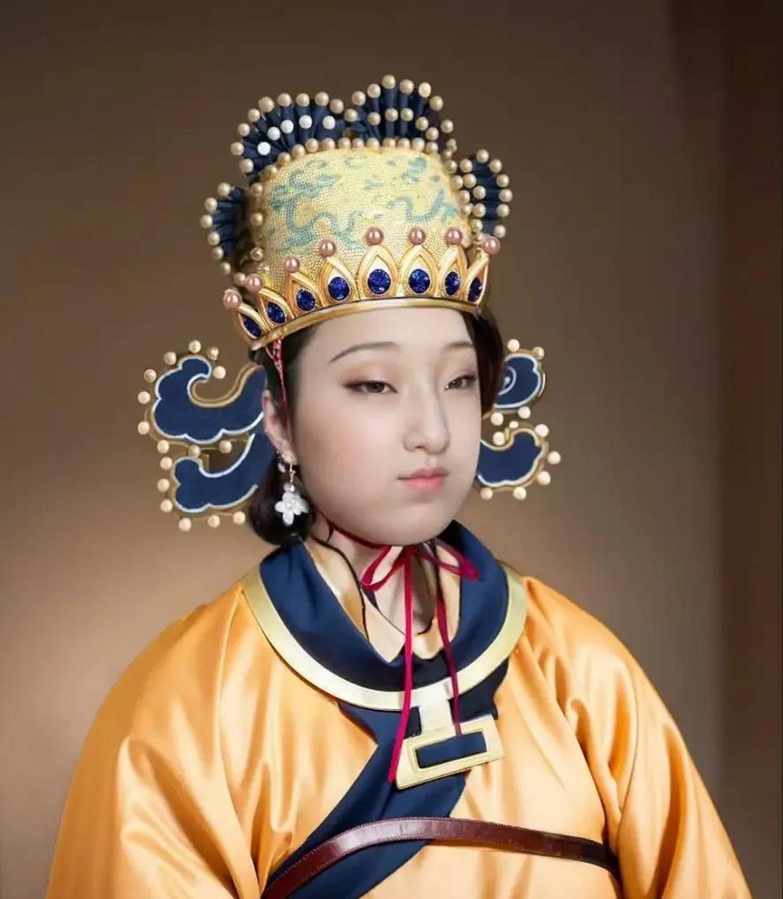 你看她…长长的龙鼻上.一双凤眼.眉宇间充满杀气.