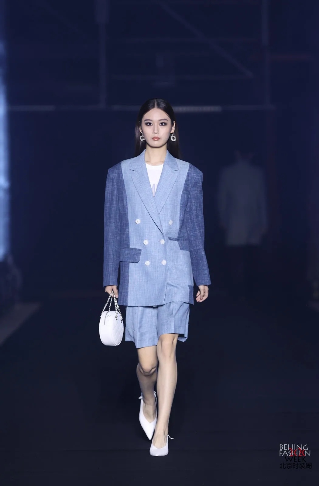 9月19日晚,"雷蒙"八十周年盛典时装秀,灯光璀璨的秀场,潮流的设计