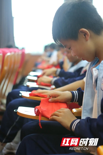 湘潭市三中举行"告别红领巾 绽放青春梦"离队仪式