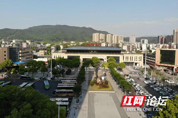 航拍全新的郴州火车站,提质改造后的它颜值与文化底蕴并存