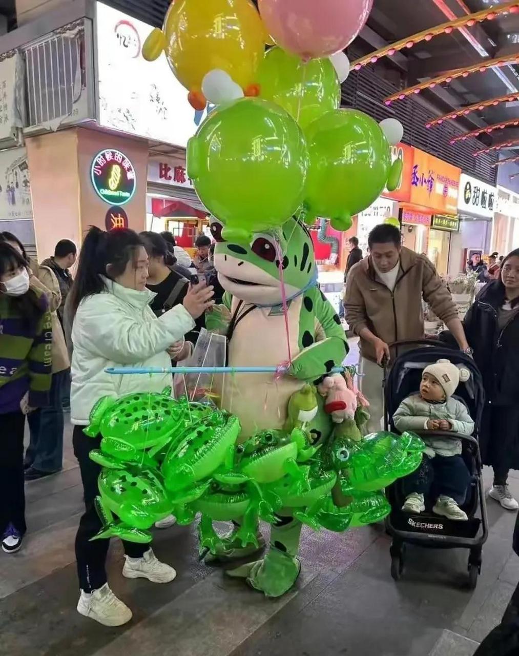 开奔驰大g逛故宫的露小宝没落网,朋友圈疯狂炫权炫富的周公子没落网