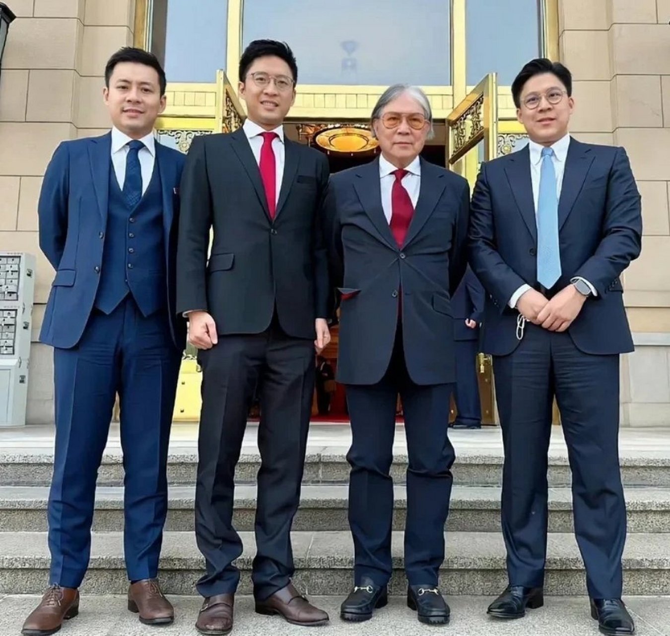 霍家四父子同框照. 三个儿子长相不同,性格,内在力量各不相同.