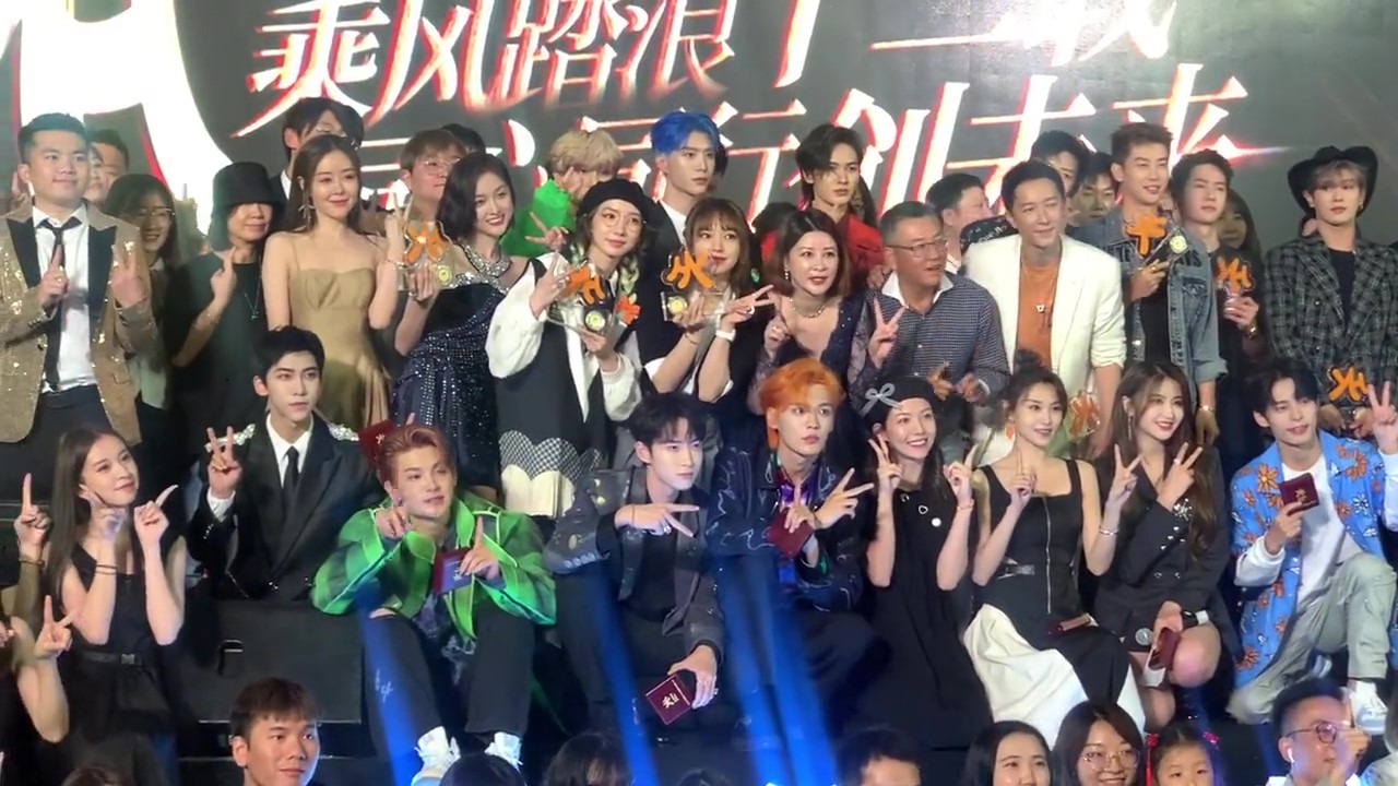 乐华年会大合影,王一博不愿露面躲后面,孟美岐吴宣仪程潇紧邻