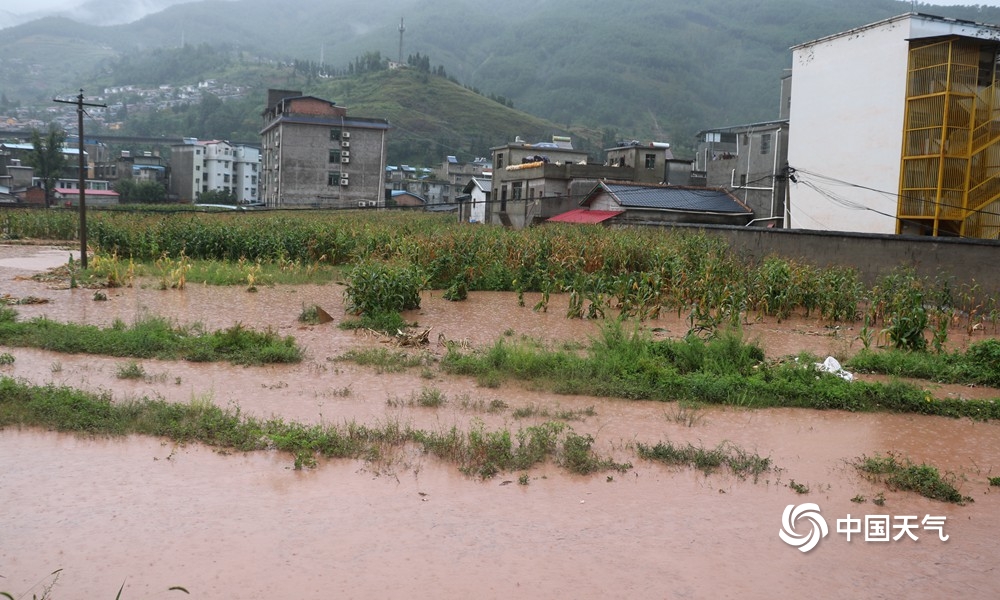 四川喜德县遭强降雨侵袭 光明镇道路积水严重