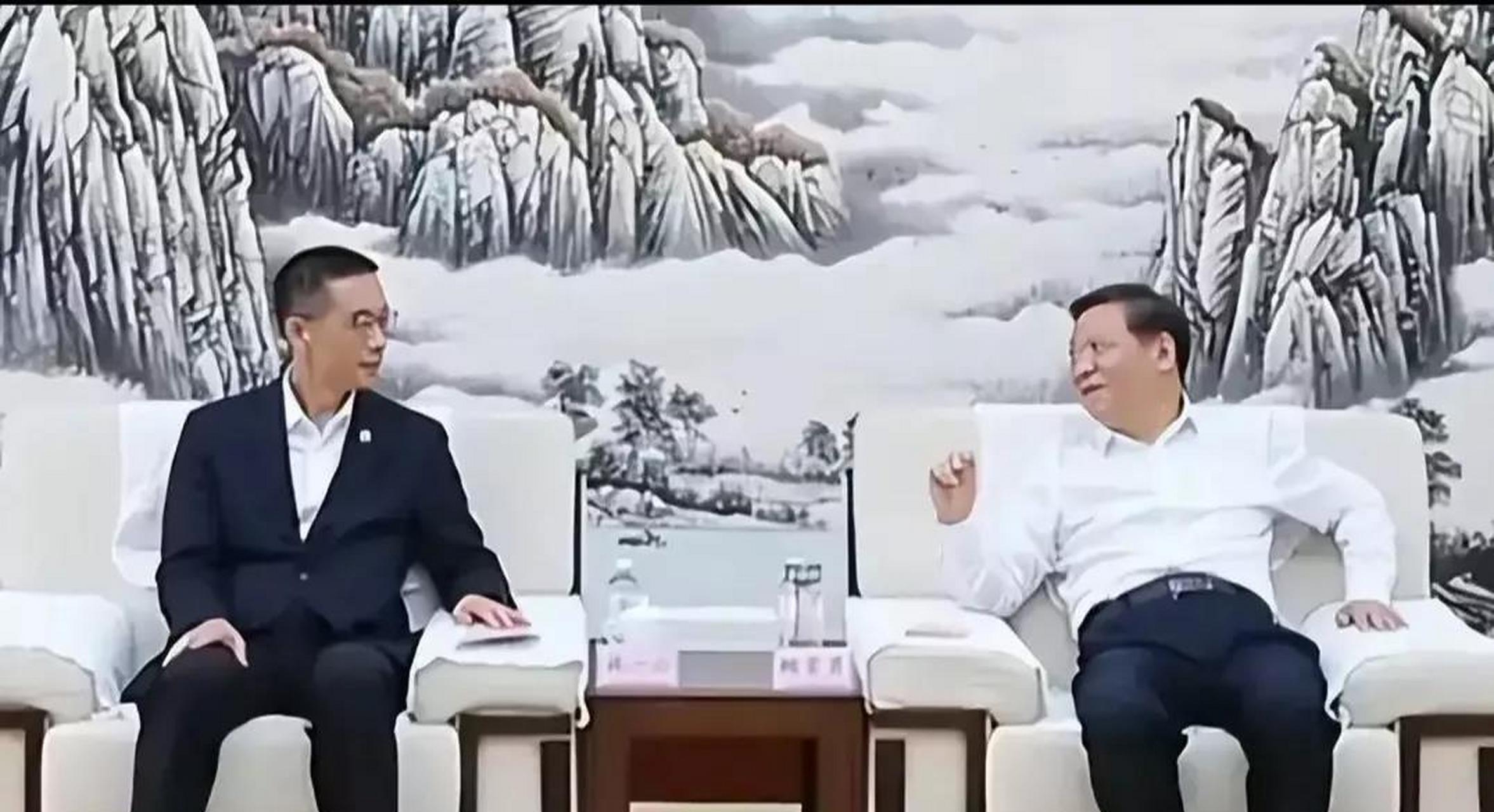 驻马店市委书记鲍常勇会见施一公坐姿引发争议,一个时时刻刻为人民谋