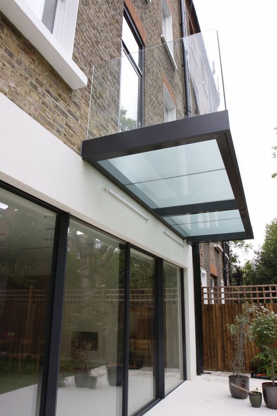 如果打算利用挡雨棚的顶部设计玻璃阳台,那么最好在底部先搭好框架