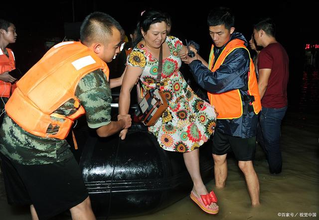 安徽一消防员救轻生女子时坠楼,抢救无效死亡,一万多人为其默哀