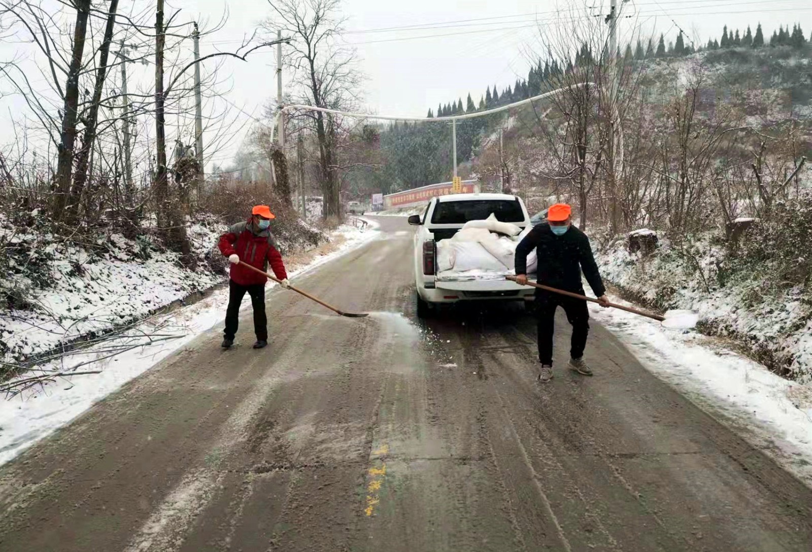 華州區農村公路服務中心除雪保暢在行動