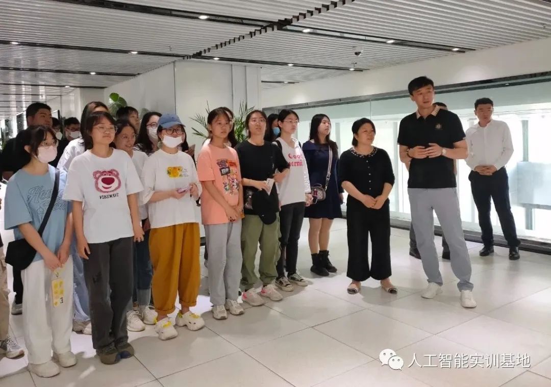 陕师大国际商学院师生赴人工智能实训基地参观交流