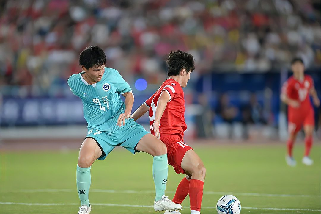 足球比赛中两名球员争抢球权