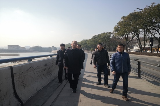 翁文杰到钱塘江边开展河长制巡河工作