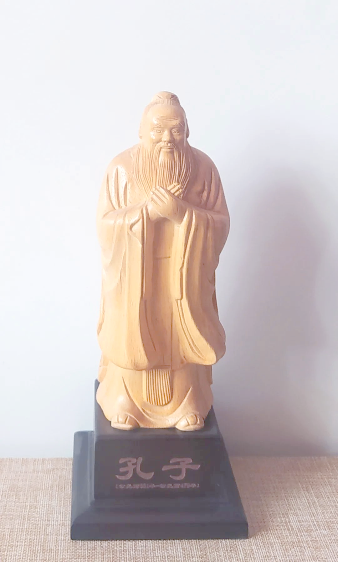 进入2022年,木雕作品《孔子》被中国国家版本馆永久收藏,这无疑是对