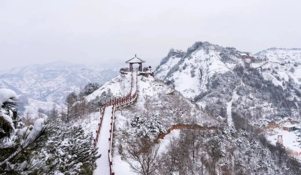 西和:揽胜冰雪云华山 乡村梯田美如画