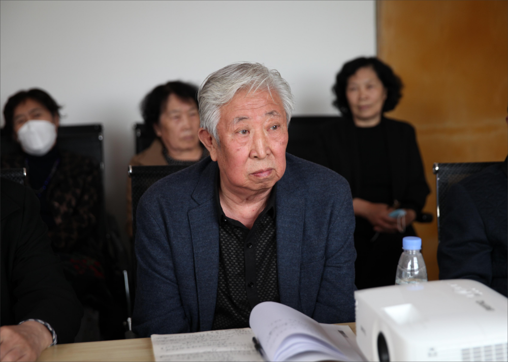 盖元臣为离退休党员讲授主题教育专题党课暨召开"忆校史 谋发展"老