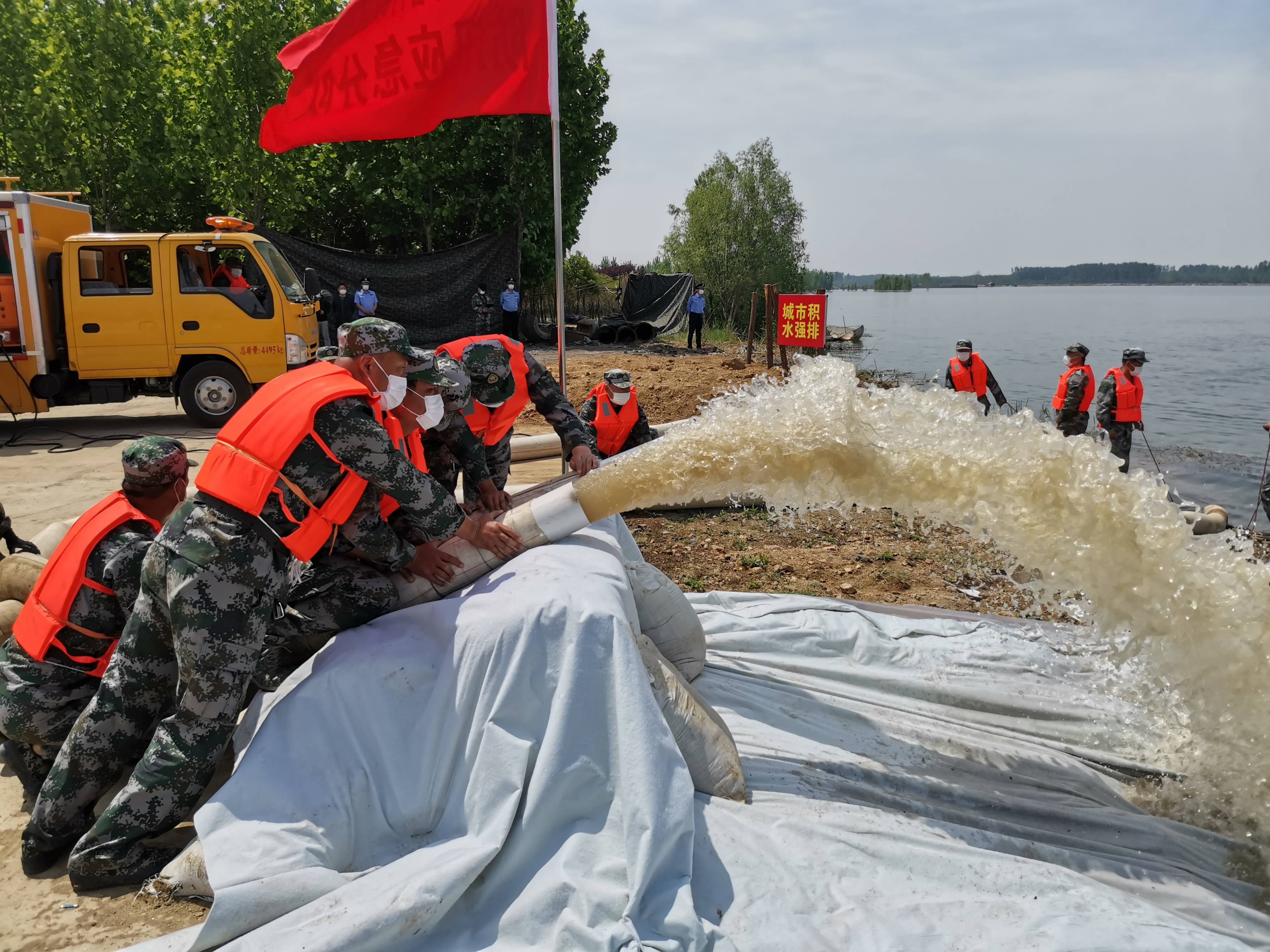 微山县举办2022年军地联合防汛抢险 应急救援演练