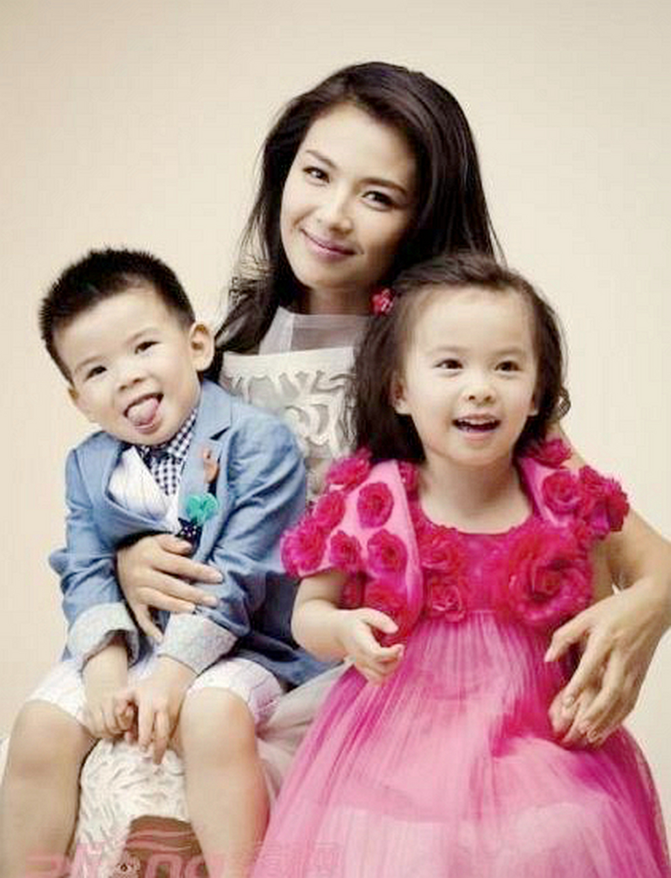 刘涛晒全家福!儿子美如其母,女儿美如其父,一家四口皆美