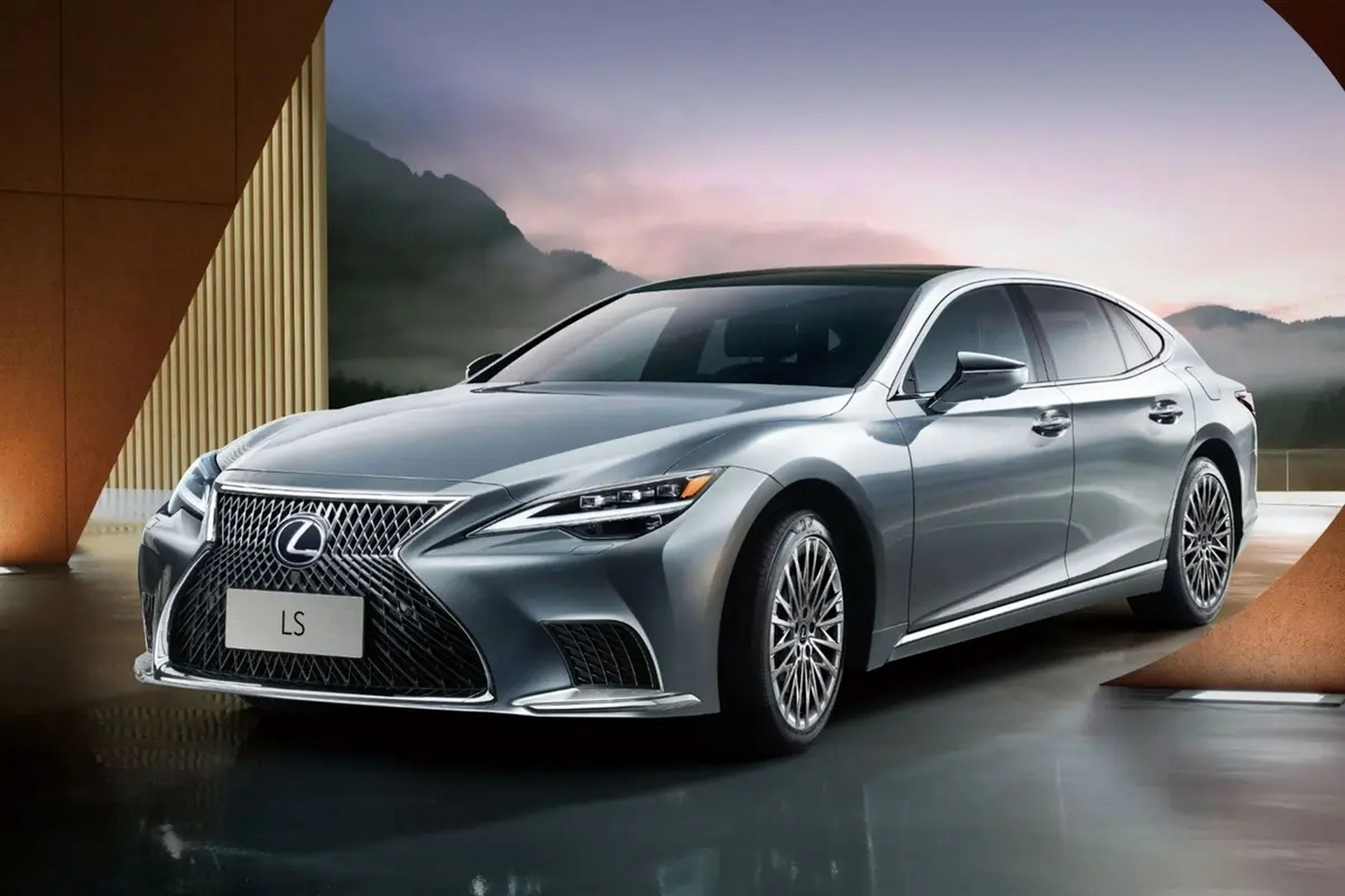 雷克萨斯ls是一款豪华轿车,空间宽敞舒适,驾驶感受稳定,续航里程长