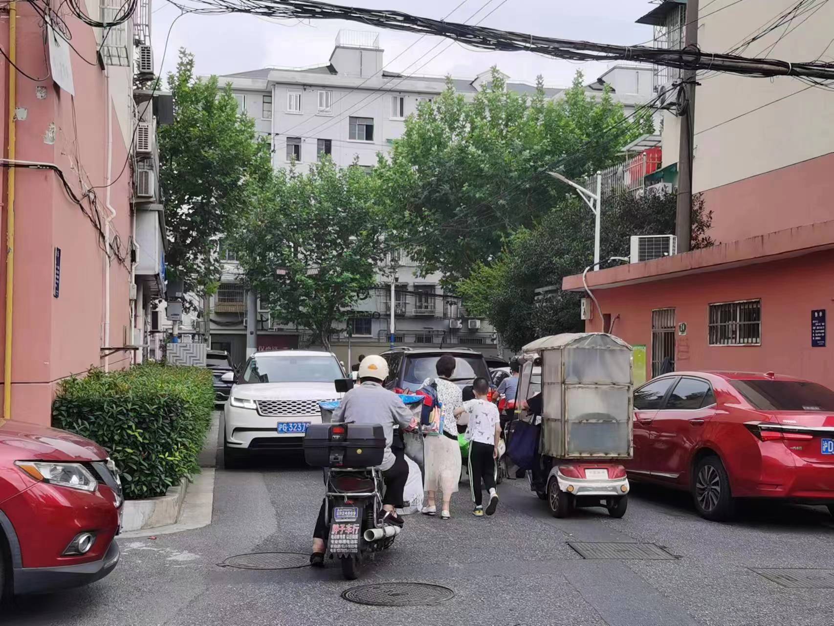 彭浦新村街道让"失管"道路重又通畅有序