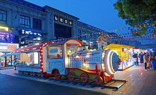 上海:七宝夜市设置体育游戏乐园 受游客青睐