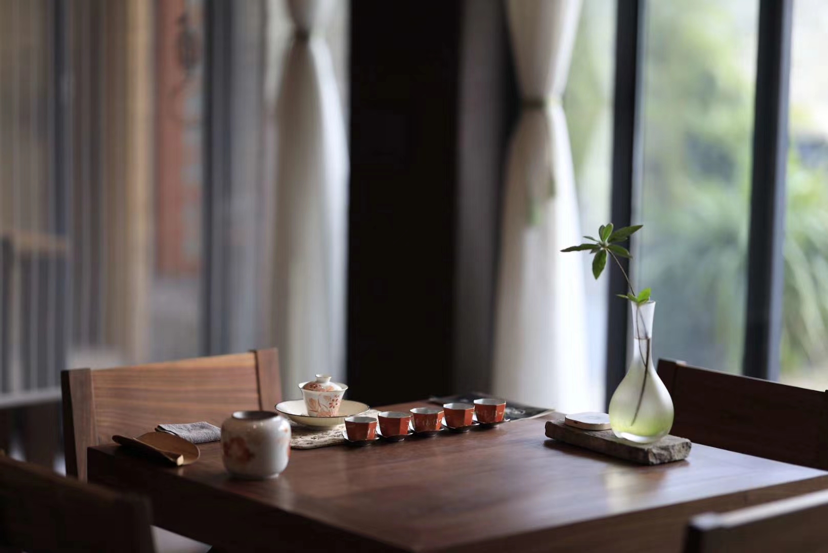 人到中年,闲下来时,在茶室里品茶听乐,静享慢时光