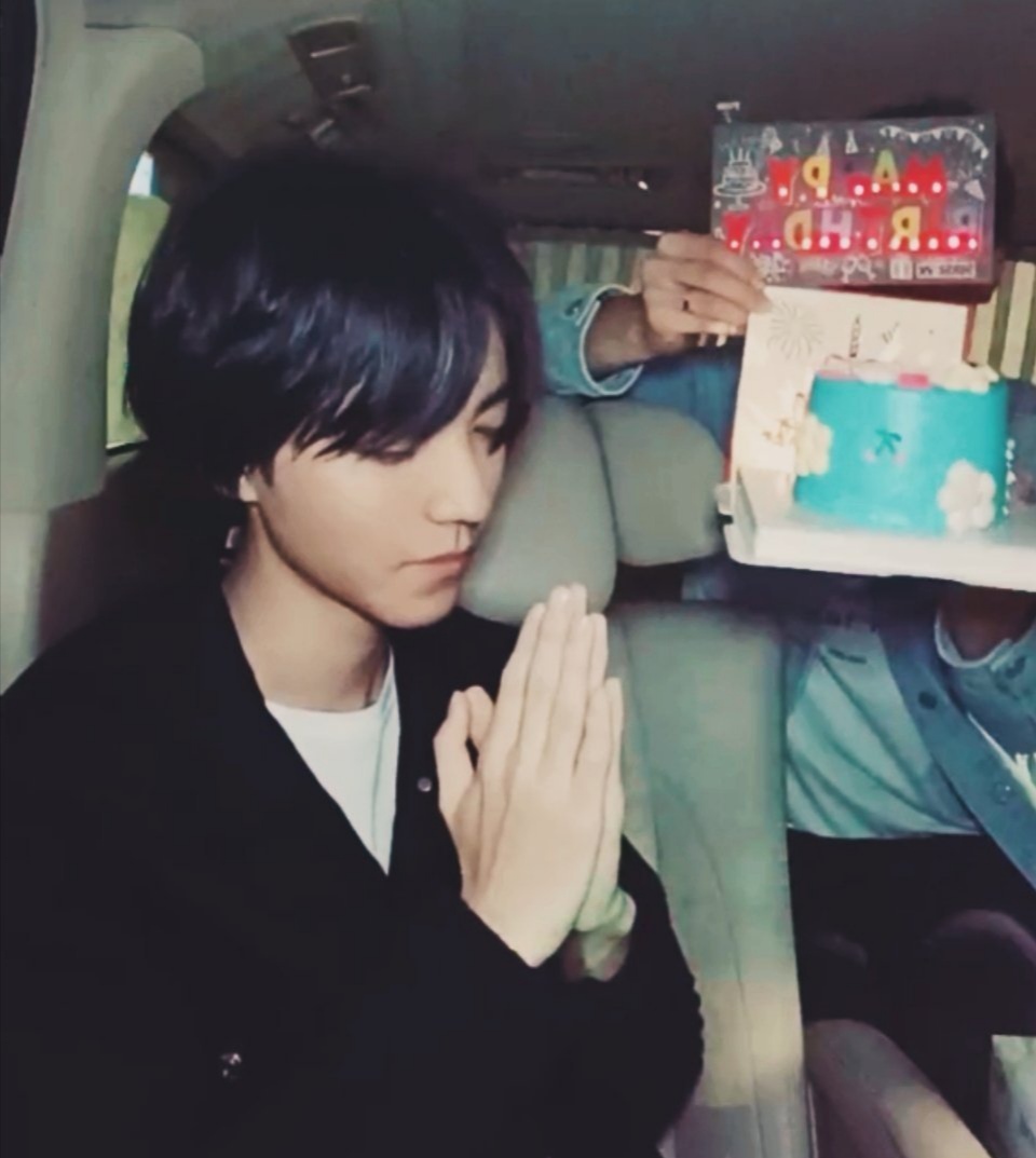 王俊凯庆祝21岁生日,为新片瘦脱相只吃一勺蛋糕,小寿星惹人疼