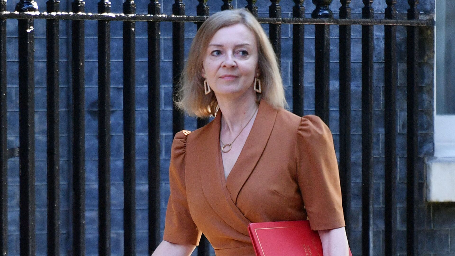 以英国前首相特拉斯为原型的稻草人将在盖伊福克斯之夜被放在篝火中