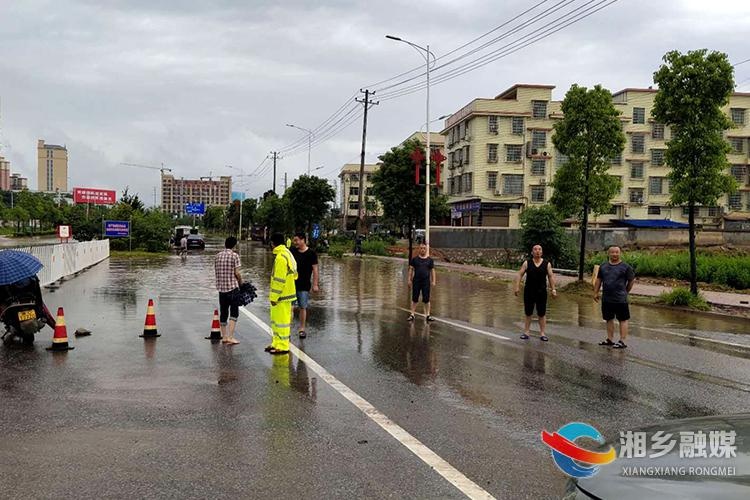 快讯:因暴雨导致大将路与红仑大道交叉处等地积水,请注意出行安全!