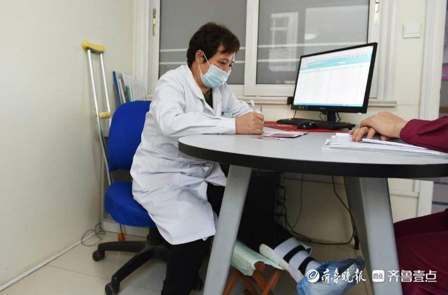脚部骨折还坚持每天坐诊,蓬莱这位女医生跪着为患者做手术