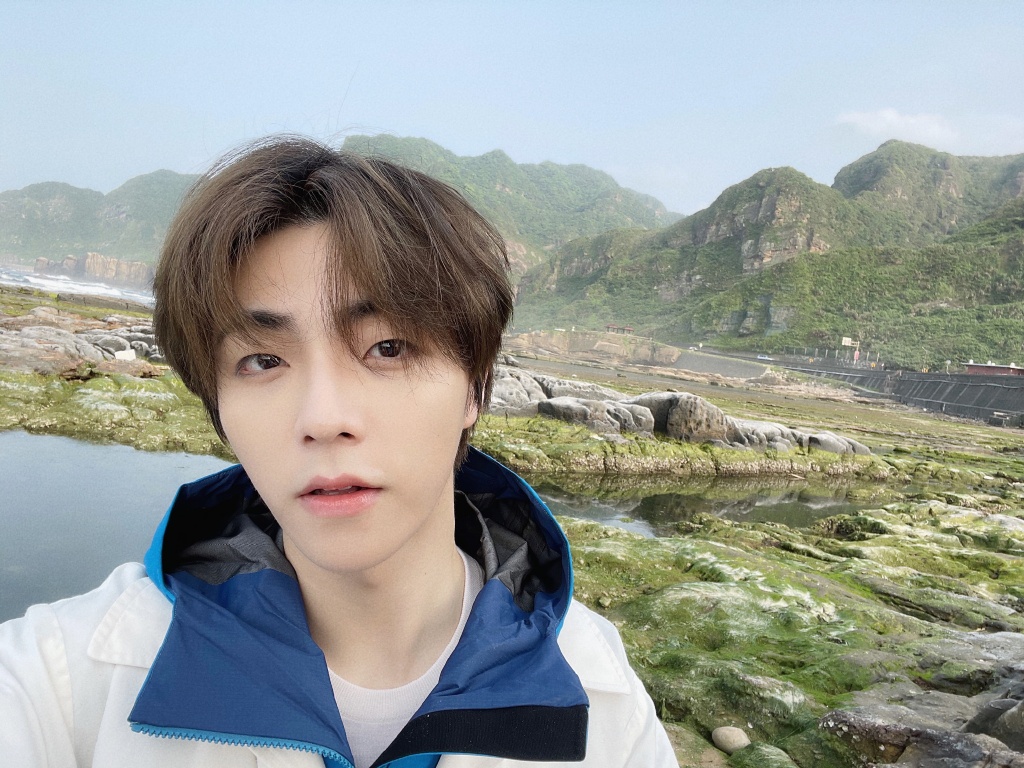 剪刀手就是应该配嘟嘴巴!陈立农上线分享一组自拍照