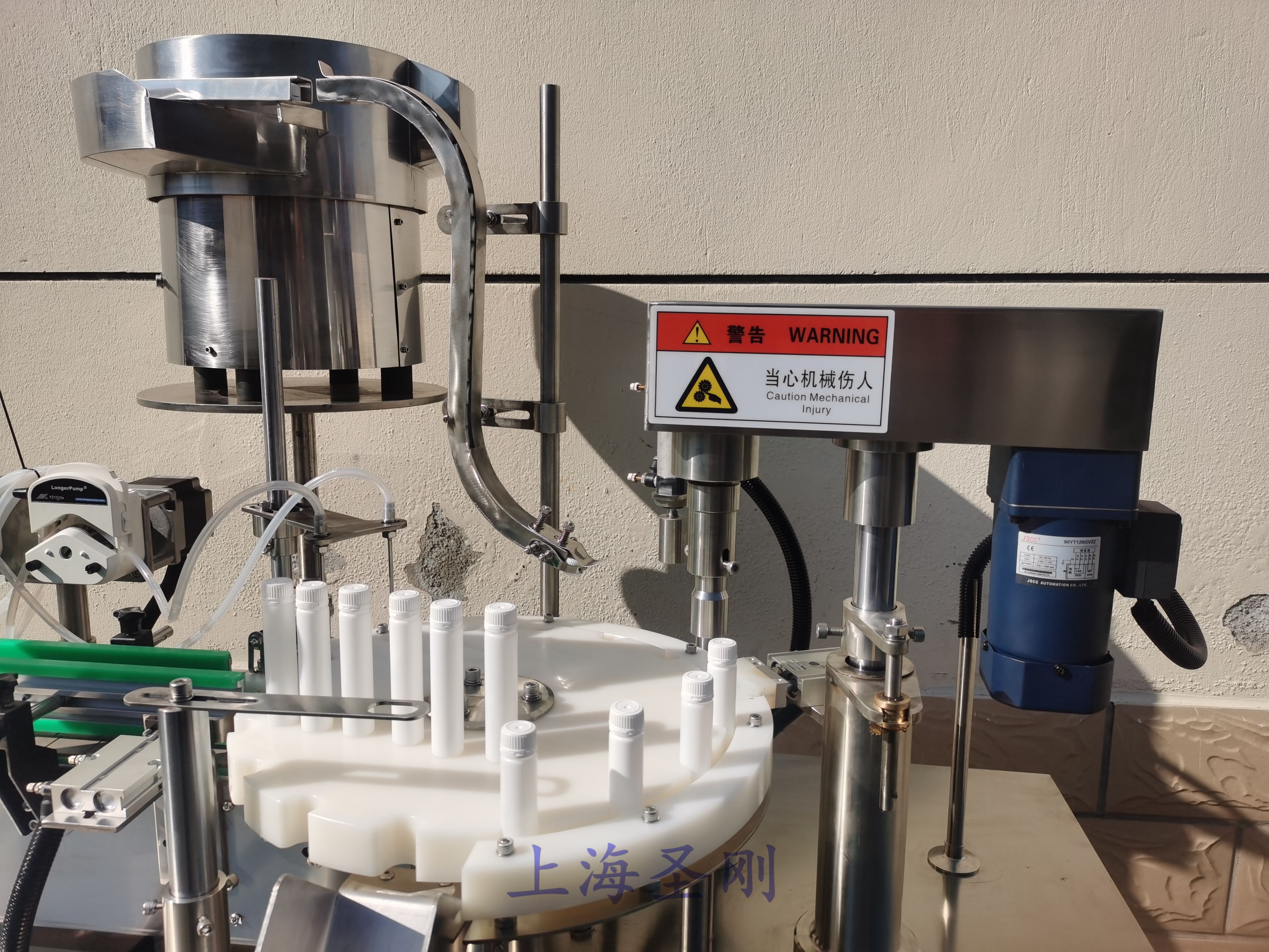 口服液灌装轧盖机药厂使用生产过程揭秘!