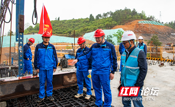 在現場!沅辰高速公路沅水特大橋右幅邊跨合龍