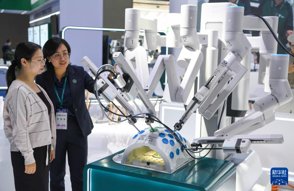 观众在2024中国医学装备展览会上参观手术机器人敢让"后浪"居上.