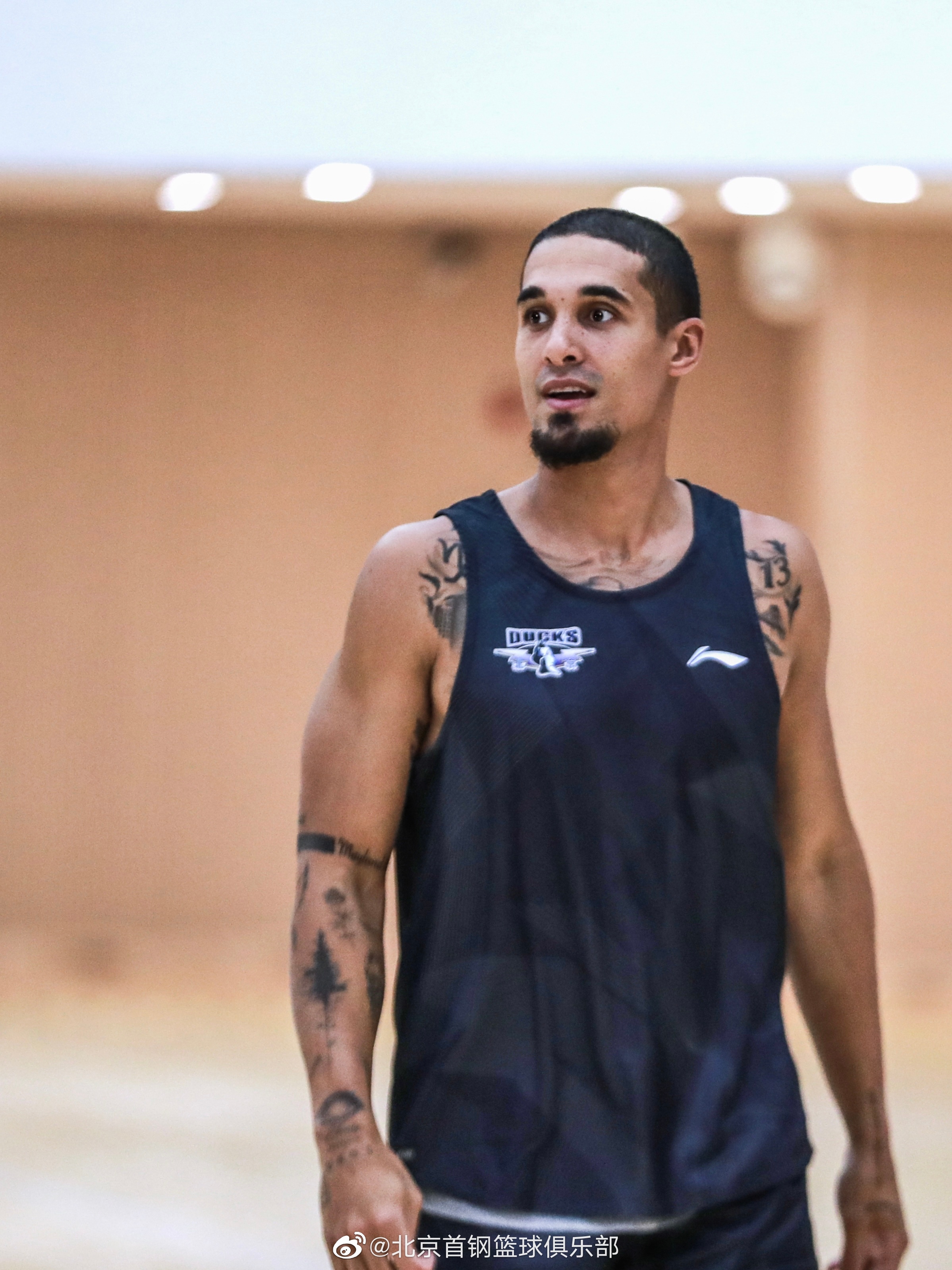 火箭旧将来了!cba官方:北京男篮正式为尼克-约翰逊完成注册