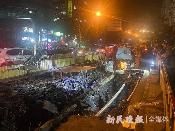 杨浦区松花江路面突然塌陷 环卫车右后侧陷入坑中