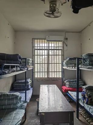 学生宿舍的窗户设置影响逃生和灭火救援的障碍物.