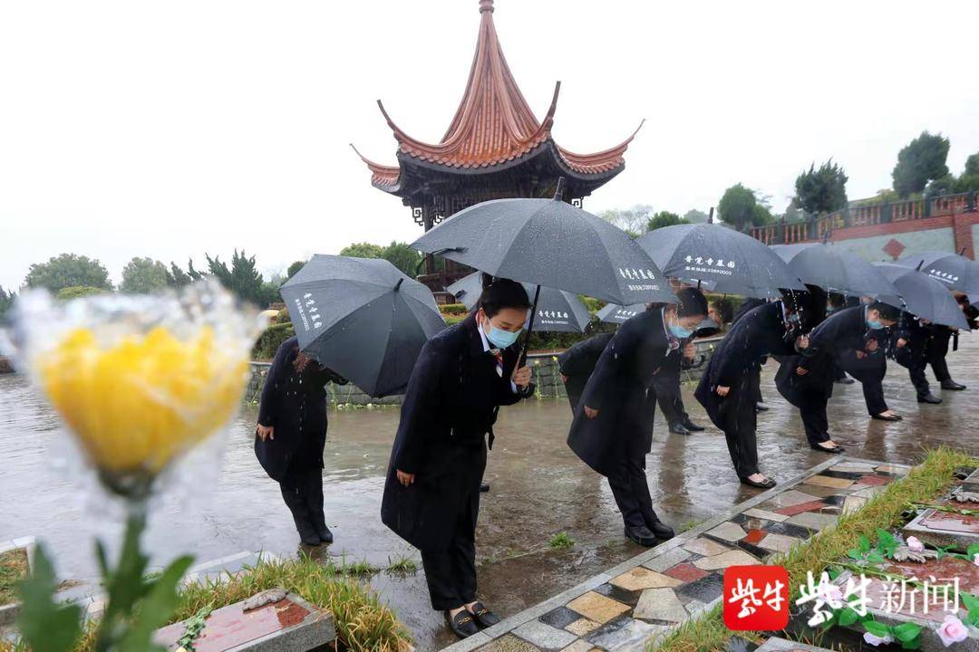南京首场代祭扫活动在普觉寺陵园举办