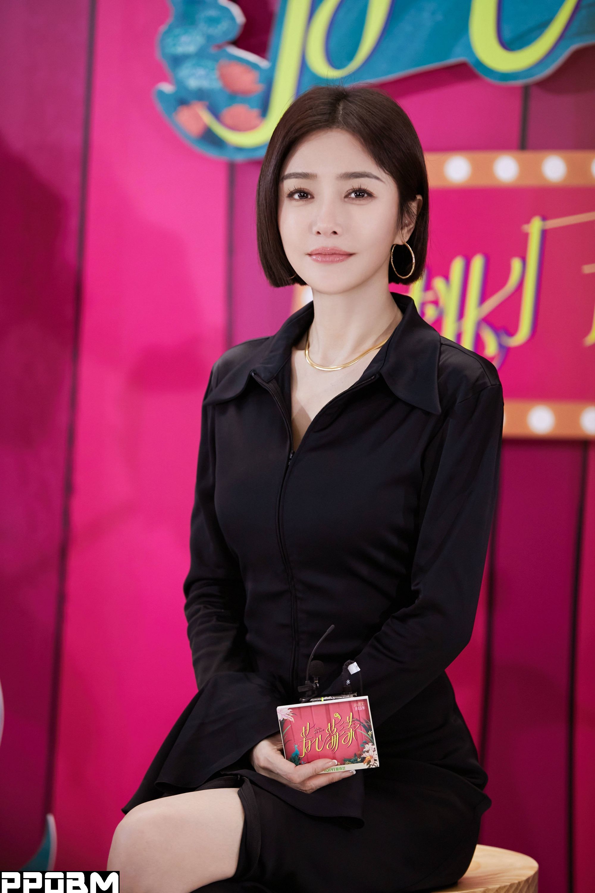 秦岚《芳心荡漾》直播组图