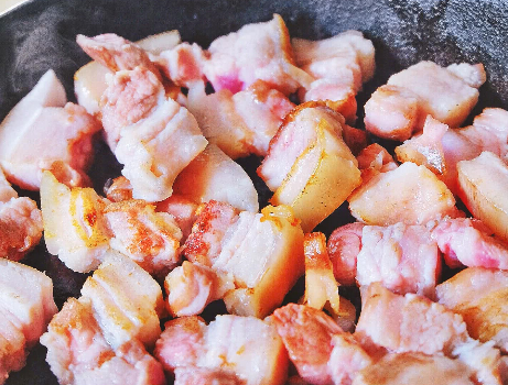 做红烧肉,有人先炒糖色也有人先煸肉,教你正确做法,色香味全