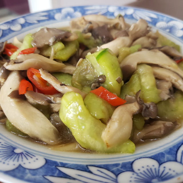 丝瓜炒蘑菇,简单美味,清淡可口