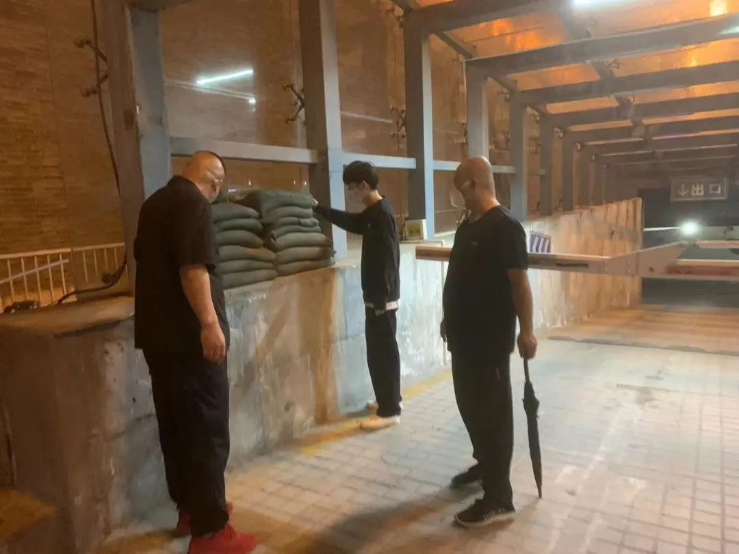 防汛常规物资中主要包含麻袋吸水膨胀袋,无纺布吸水膨胀袋,防汛沙袋,防汛吨袋,防汛编织袋,雨衣,雨靴,雨伞,彩条布,工兵铲,十字镐,八磅锤,应急救生包等。