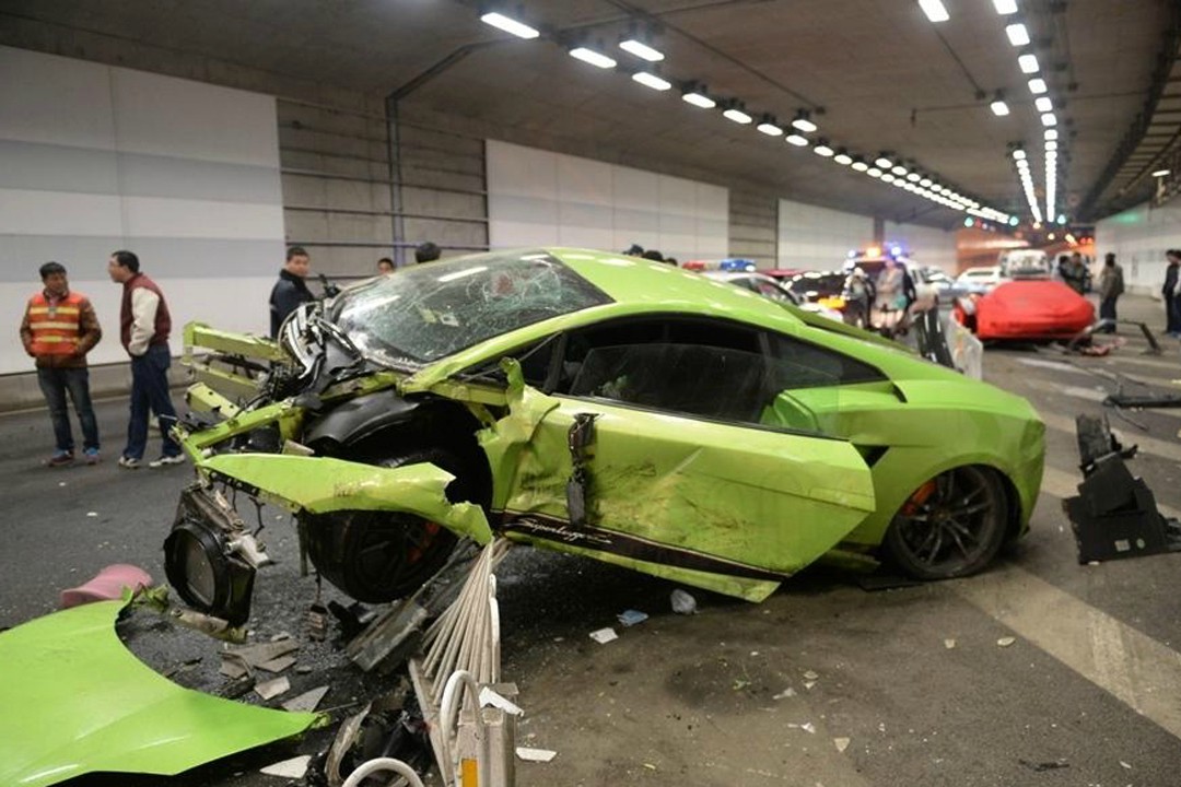 全责撞上豪车,天价赔偿金额三者险都赔不起,能不能不赔钱了?