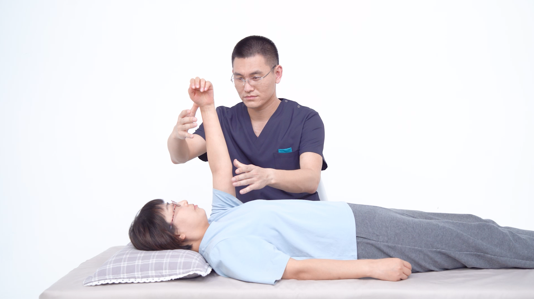 脑梗偏瘫后,上肢如何康复锻炼?教你8个上肢关节被动活动动作!